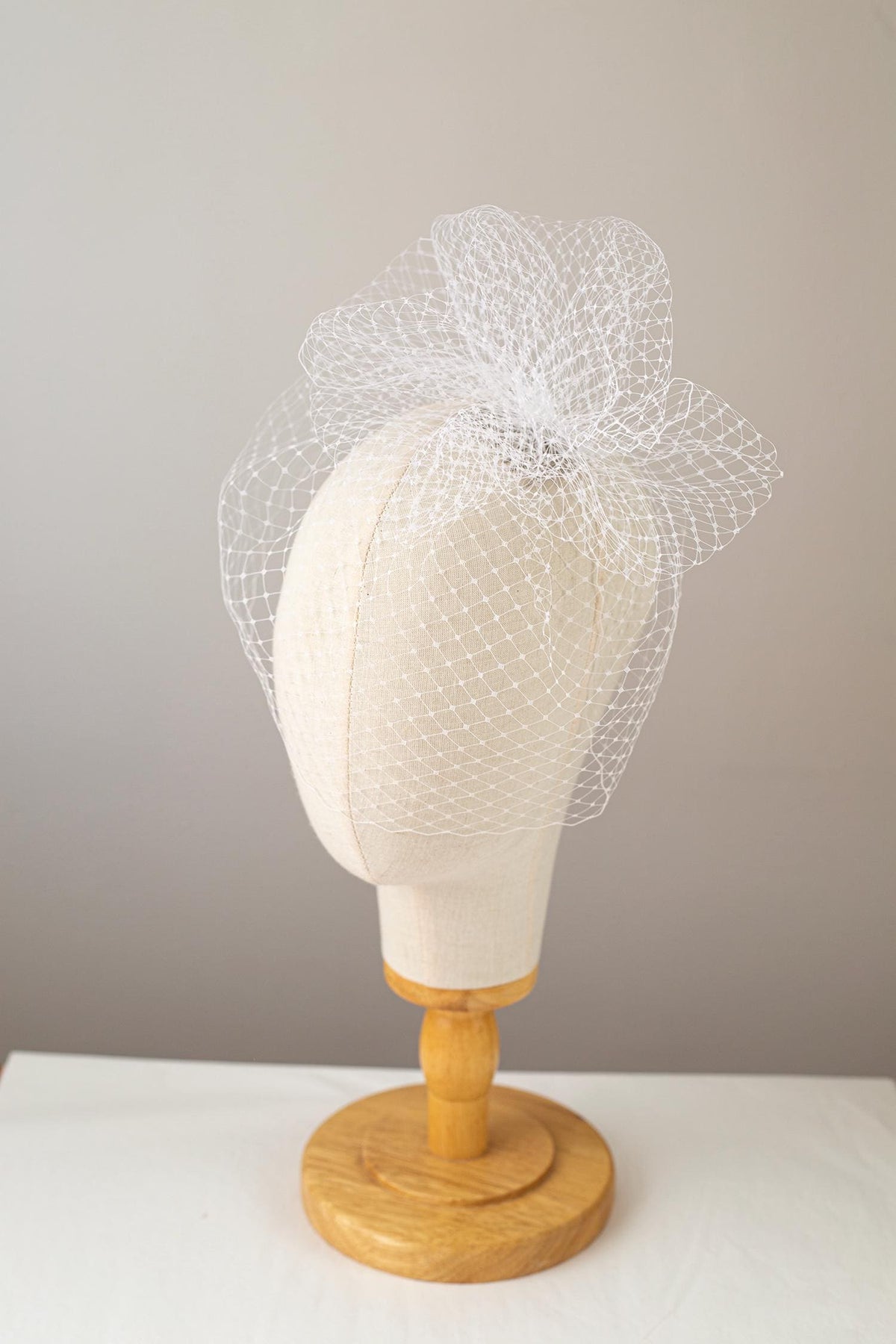 White Birdcage Veil with Pouf – Wedding Veil Headpiece – Modern Bride Hair Accessory – Short Netting Bridal Fascinator