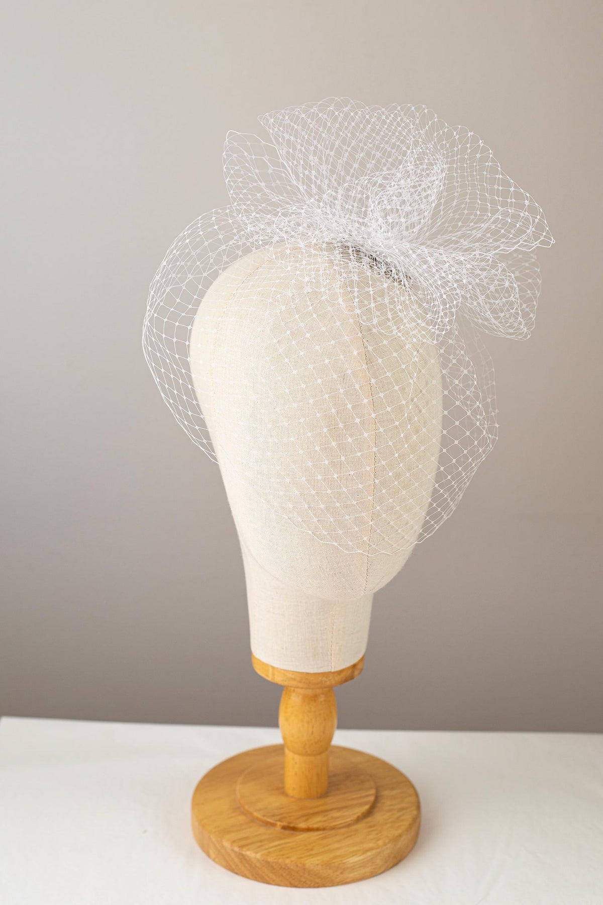 White Birdcage Veil with Pouf – Wedding Veil Headpiece – Modern Bride Hair Accessory – Short Netting Bridal Fascinator