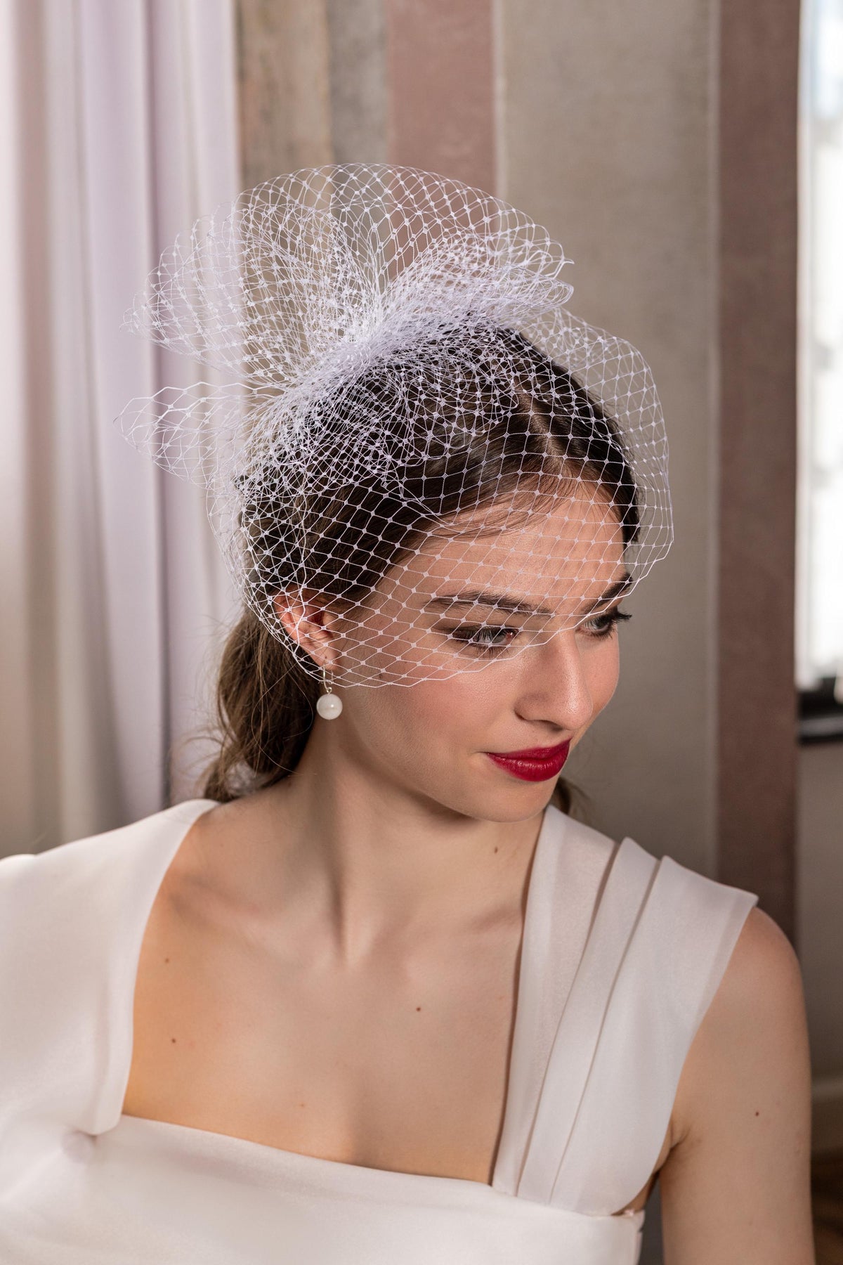 White Bridal Birdcage Veil with soft puffed detail – Short Netting Wedding Veil Headpiece – Modern Bride Hair Accessory Fascinator