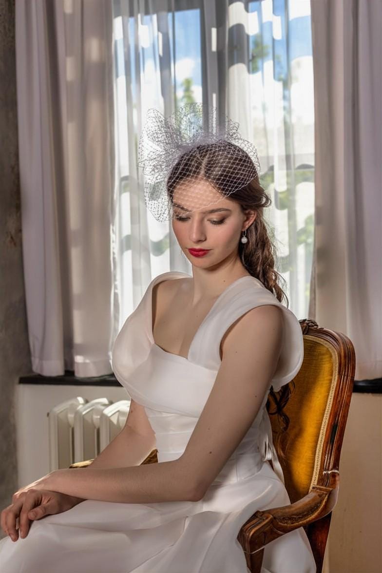 White Bridal Birdcage Veil with soft puffed detail – Short Netting Wedding Veil Headpiece – Modern Bride Hair Accessory Fascinator