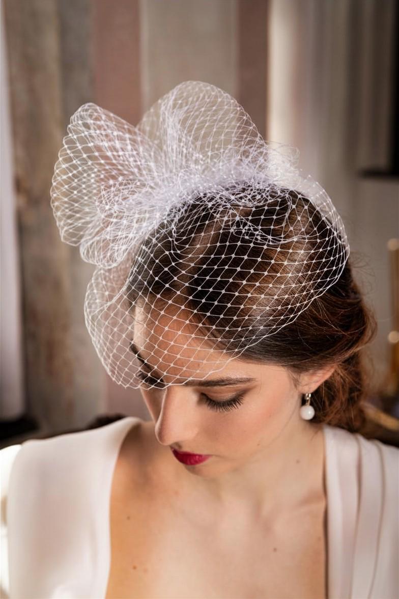 White Bridal Birdcage Veil with soft puffed detail – Short Netting Wedding Veil Headpiece – Modern Bride Hair Accessory Fascinator