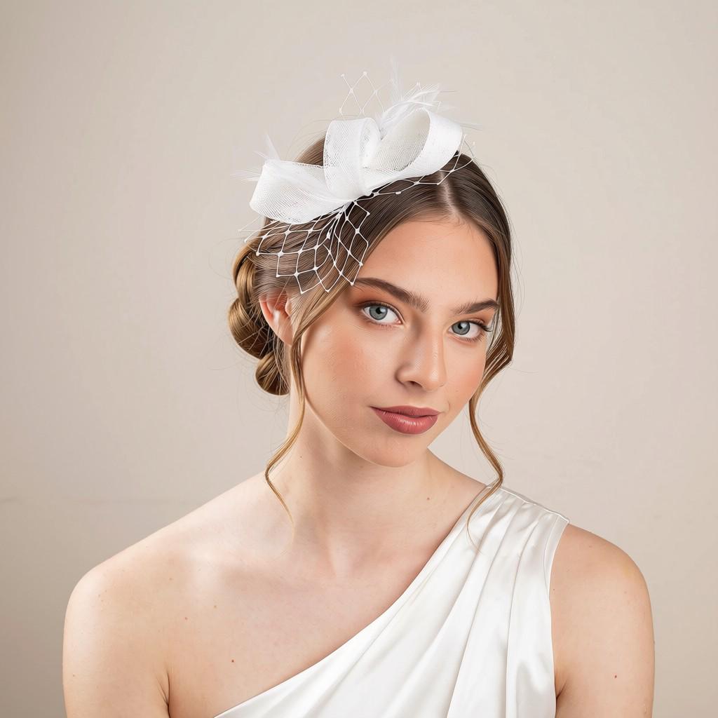 Minimalist Bridal Fascinator with Feathers – White Wedding Headpiece – Modern Civil Wedding Hair Accessory – Elegant Bride Hat Alternative