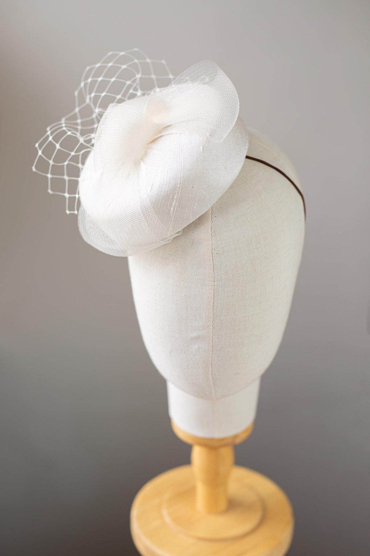 Bridal Pillbox Hat with Crin Bow Netting – Minimalist Wedding Headpiece, Handmade covered in Silk Fascinator, Mini Hat