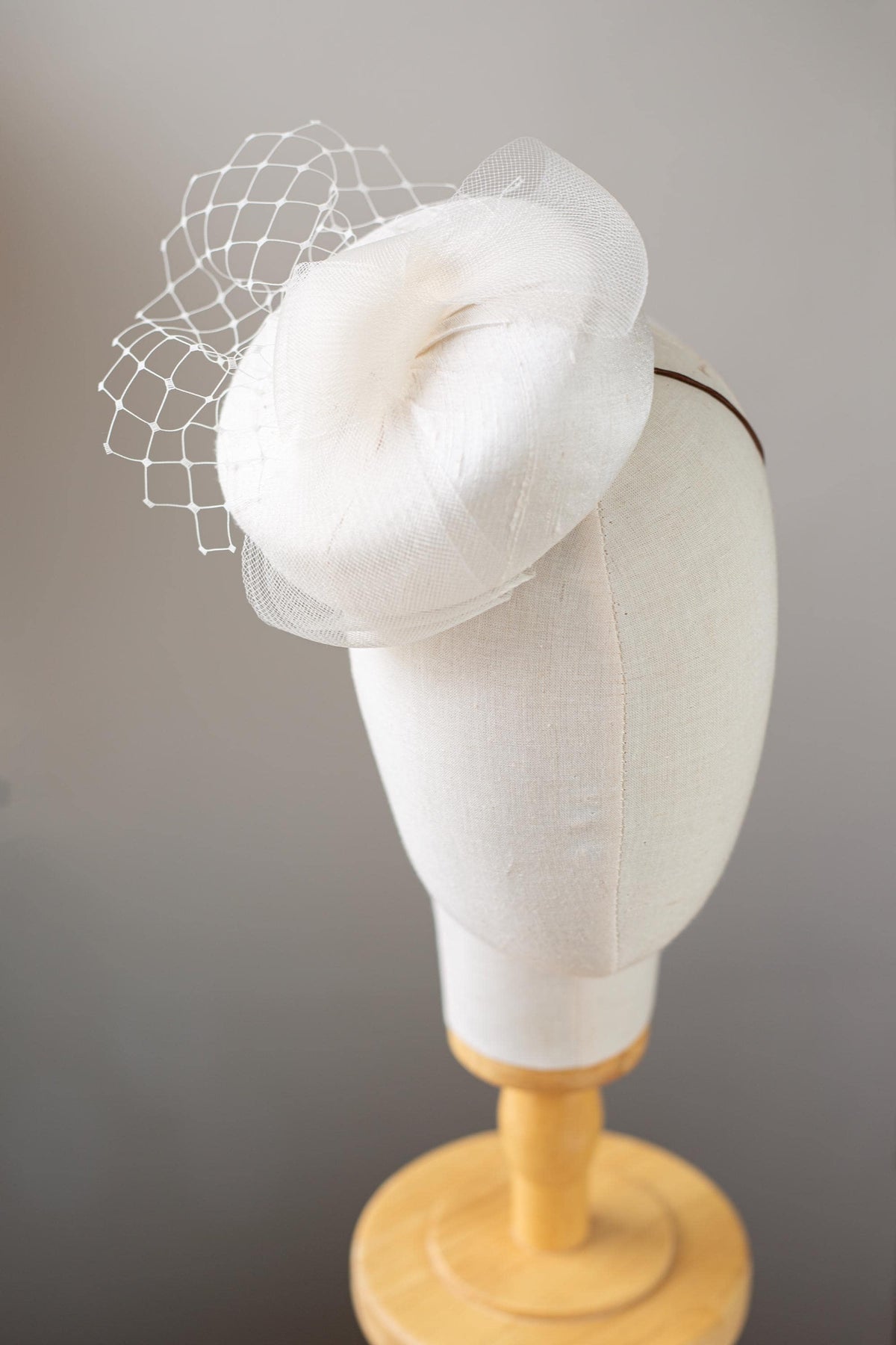 Bridal Pillbox Hat with Crin Bow Netting – Minimalist Wedding Headpiece, Handmade covered in Silk Fascinator, Mini Hat
