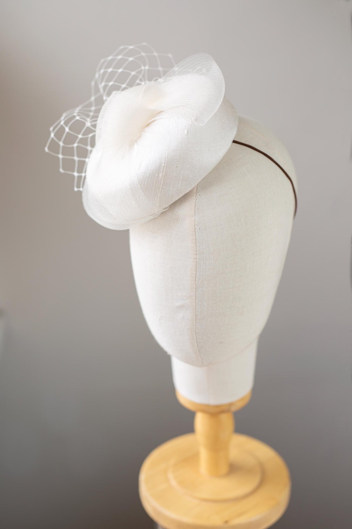 Bridal Pillbox Hat with Crin Bow Netting – Minimalist Wedding Headpiece, Handmade covered in Silk Fascinator, Mini Hat