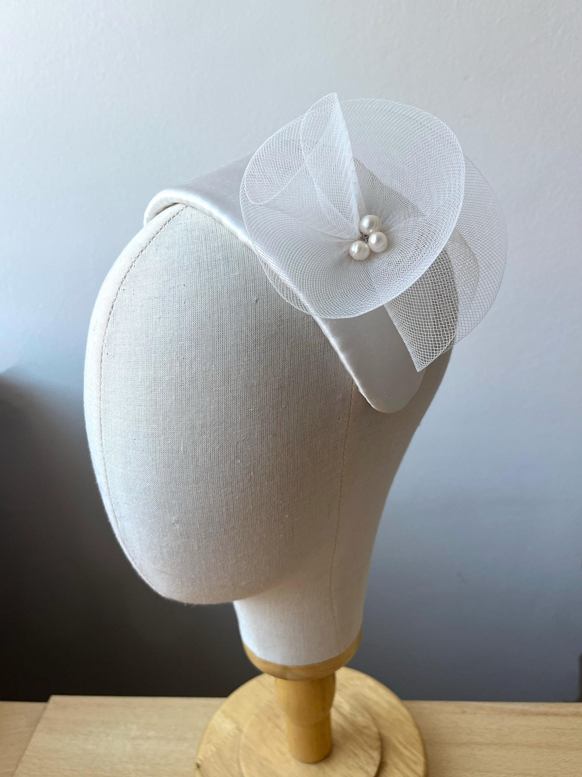 Silk Satin Bridal Headpiece with Crin Flower and Swarovski Pearl, Vintage Wedding Headband, Elegant White Fascinator