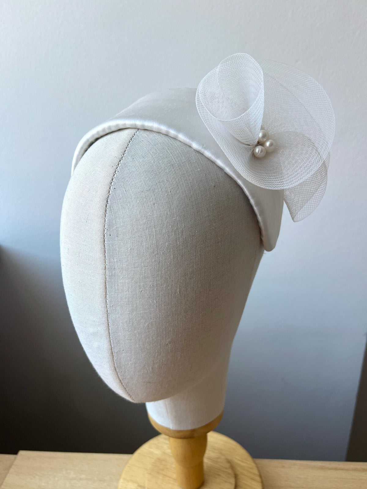 Silk Satin Bridal Headpiece with Crin Flower and Swarovski Pearl, Vintage Wedding Headband, Elegant White Fascinator