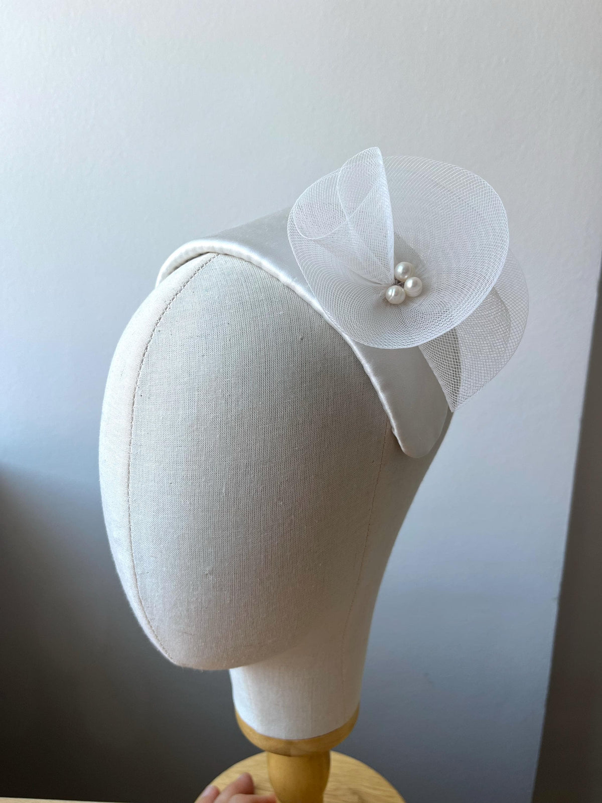 Silk Satin Bridal Headpiece with Crin Flower and Swarovski Pearl, Vintage Wedding Headband, Elegant White Fascinator