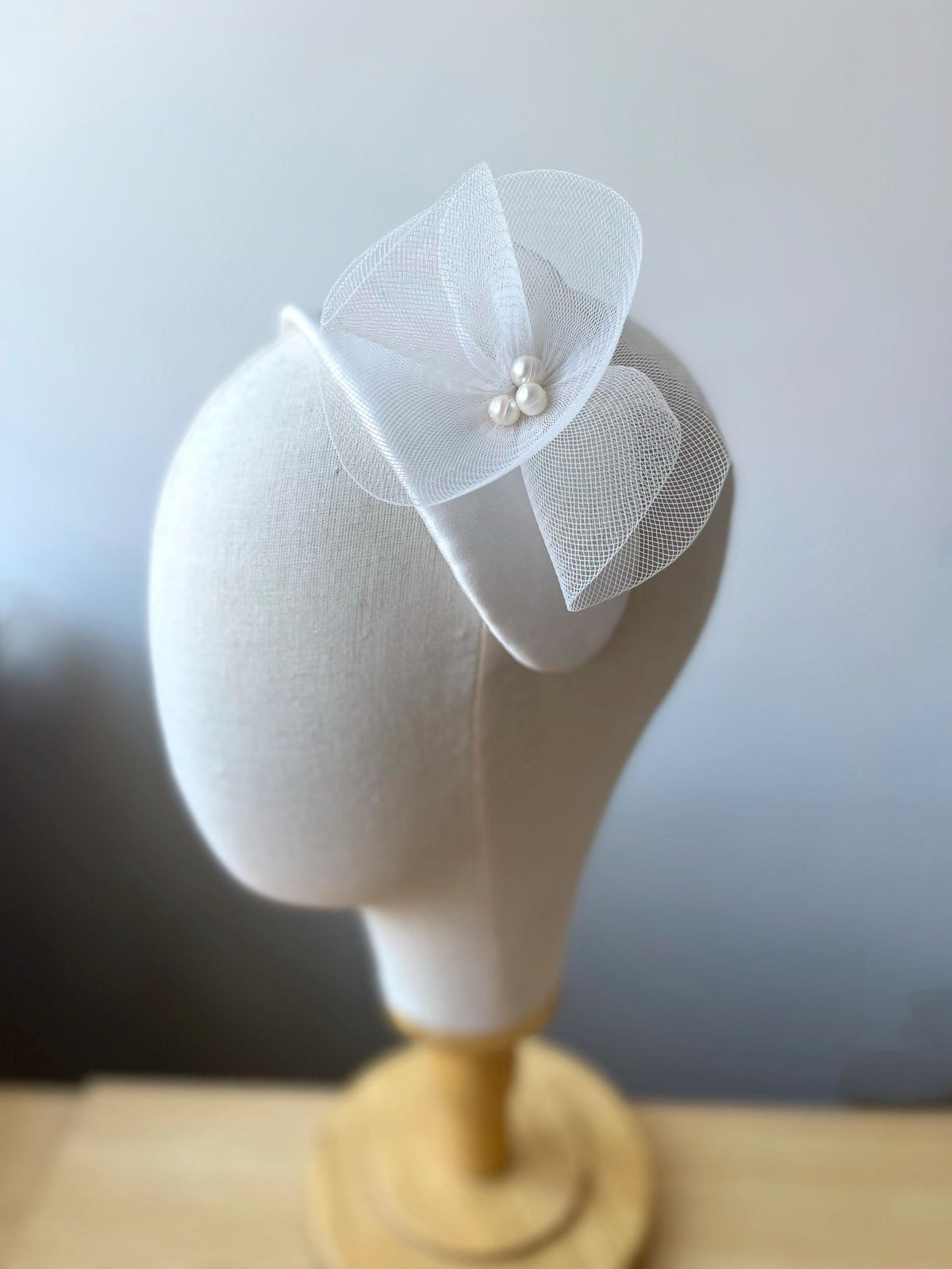 Silk Satin Bridal Headpiece with Crin Flower and Swarovski Pearl, Vintage Wedding Headband, Elegant White Fascinator