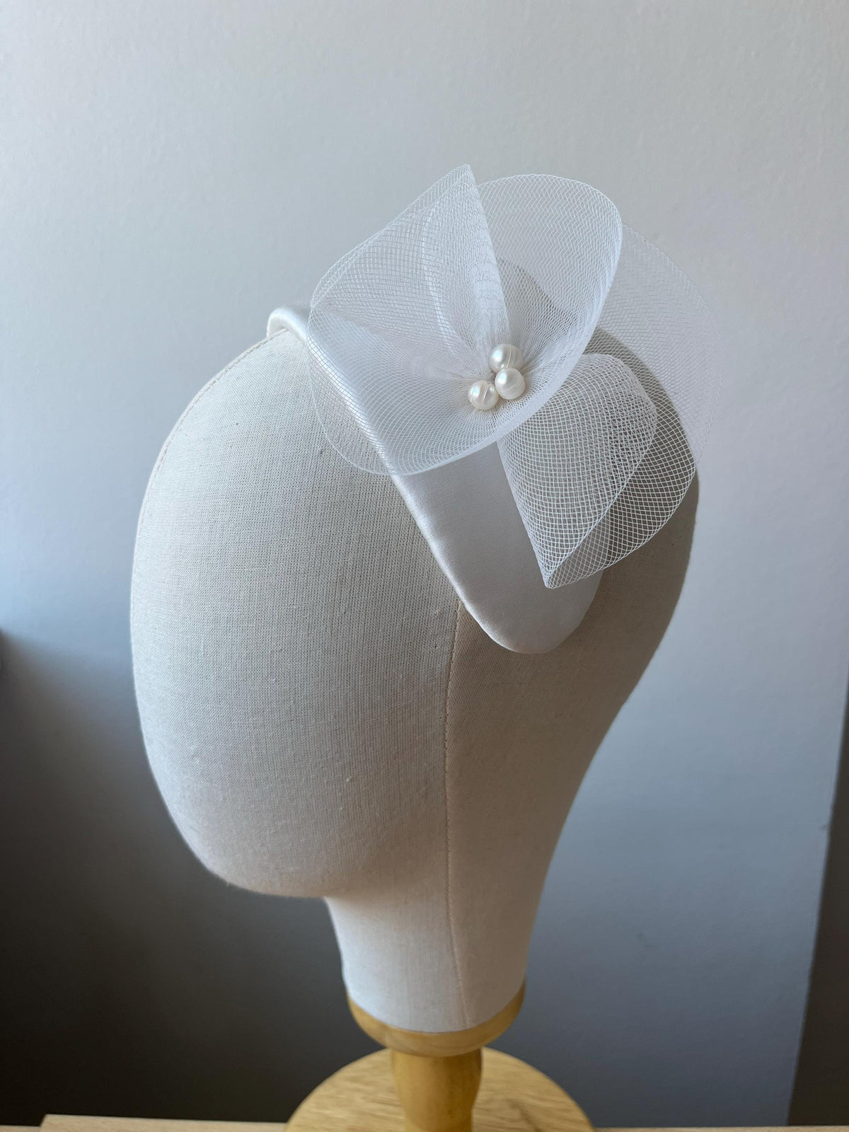 Silk Satin Bridal Headpiece with Crin Flower and Swarovski Pearl, Vintage Wedding Headband, Elegant White Fascinator