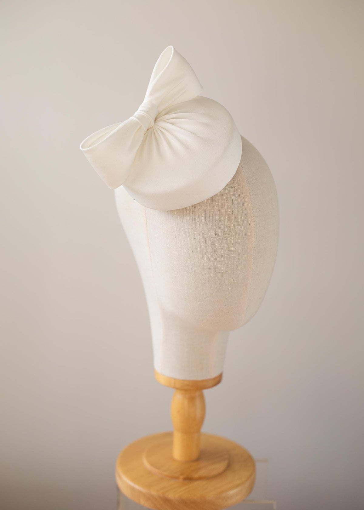City Hall Bridal Pillbox Hat with Satin Bow – Minimalist Wedding Headpiece, Matte Satin Hat, Elegant Bridal Hat