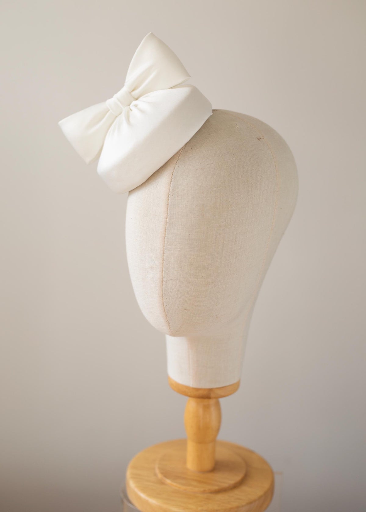 City Hall Bridal Pillbox Hat with Satin Bow – Minimalist Wedding Headpiece, Matte Satin Hat, Elegant Bridal Hat