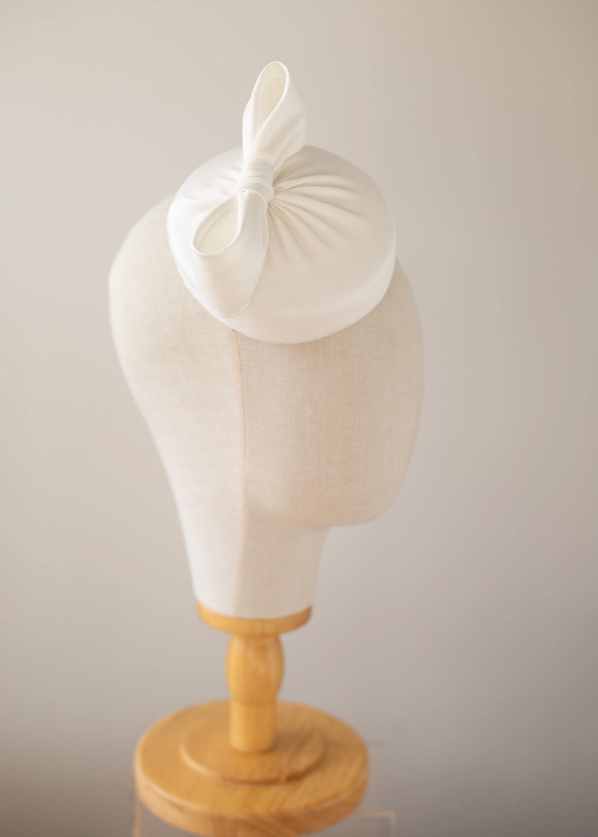 City Hall Bridal Pillbox Hat with Satin Bow – Minimalist Wedding Headpiece, Matte Satin Hat, Elegant Bridal Hat