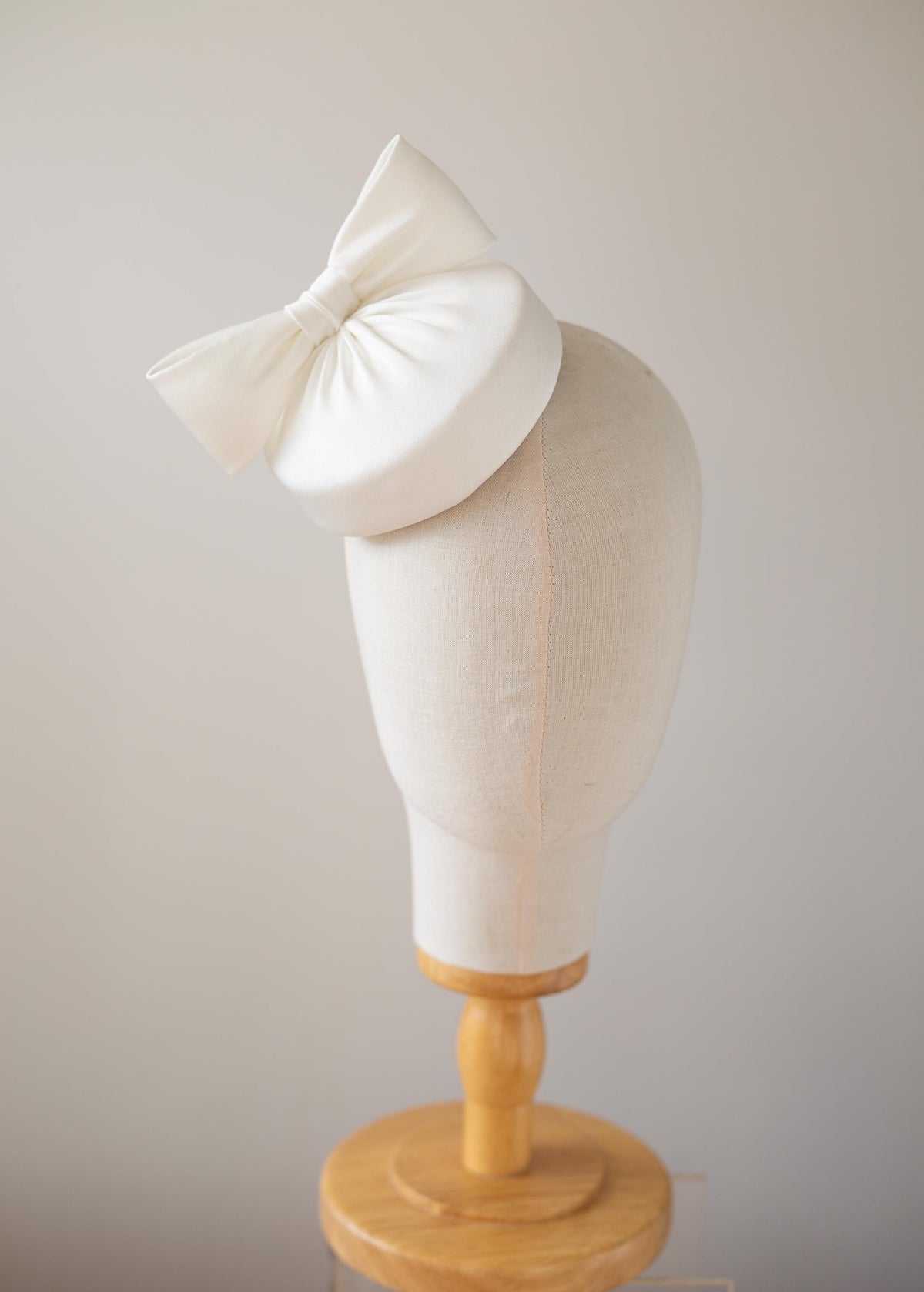 City Hall Bridal Pillbox Hat with Satin Bow – Minimalist Wedding Headpiece, Matte Satin Hat, Elegant Bridal Hat