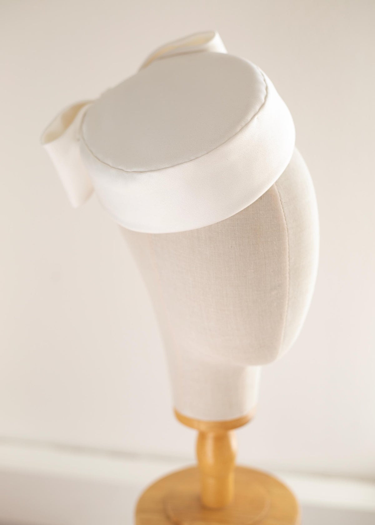 City Hall Bridal Pillbox Hat with Bow – Ivory Satin Wedding Hat, Minimalist Jackie Kennedy Inspired Headpiece
