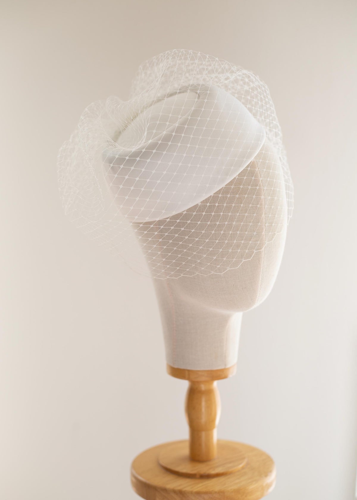 Minimalist Matte Satin Pillbox Wedding Hat with Birdcage | Jackie Kennedy Inspired Bridal Hat | Civil Wedding Headpiece | Couture Fascinator